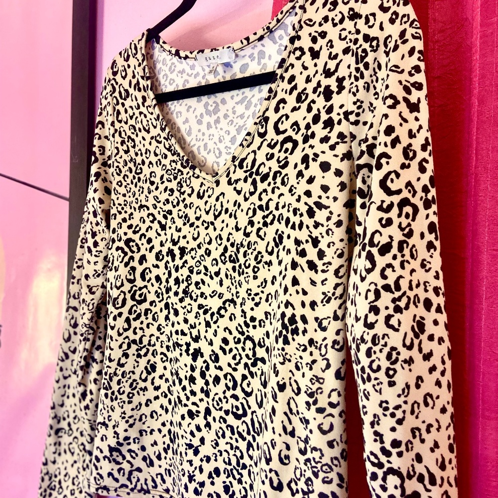 Gaze Jaguar 🐆 Print Stylish V-Neck Top Contemporary Chic Leopard Women’s Medium - Picture 2 of 4